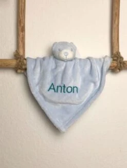 Elefantasie Schnuffeltuch Mit Name Bestickt Bär Hellblau 5 Elefantasie Schnuffeltuch Mit Name Bestickt Bär Hellblau -Elefantasie 29884347 02